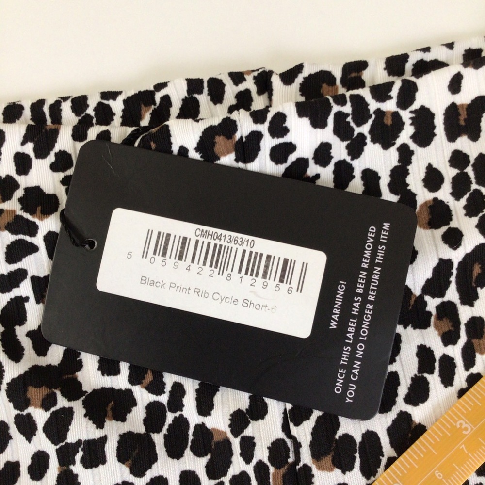 PrettyLittleThing Leopard Rib cycle shorts - Picture 6 of 8